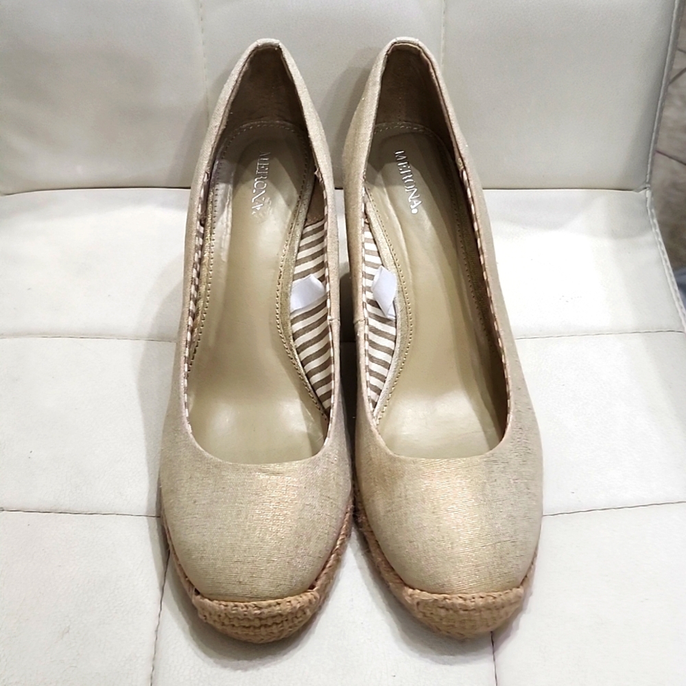 Merona wedges, EUC🎉, gold and glittery, size 9
